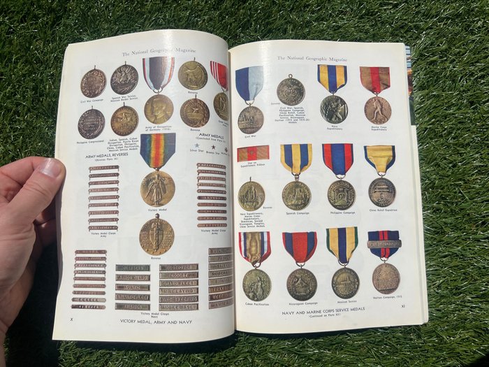 Verenigde Staten van Amerika - WW2 1943 Guide of all US Army / Navy Medals  decorations - Medal of Honor - Air Medal - Purple Heart - by National Geographic - >300 illustrations! - 1943