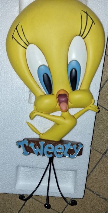 Warner Bros / Looney Tunes - Statuette - Tweety Clothes Hanger Figurine - Polyresin