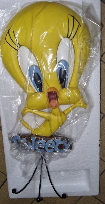 Warner Bros / Looney Tunes - Statuette - Tweety Clothes Hanger Figurine - Polyresin