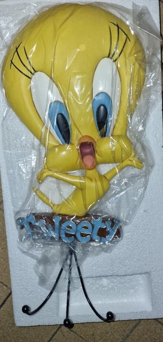 Warner Bros / Looney Tunes - Statuette - Tweety Clothes Hanger Figurine - Polyresin