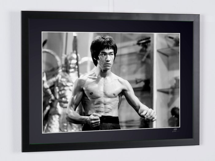 Dragon - Bruce Lee - Fine Art Photography - Luxury Wooden Framed 70X50 cm - Limited Edition 01 of 30 - Serial ID 16835 - Original Certificate (COA), Hologram Logo Editor and QR Code - 100% New items.