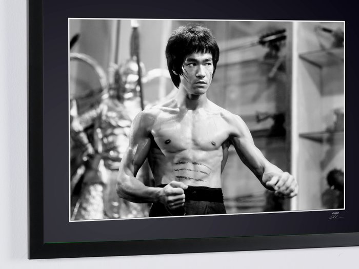 Dragon - Bruce Lee - Fine Art Photography - Luxury Wooden Framed 70X50 cm - Limited Edition 01 of 30 - Serial ID 16835 - Original Certificate (COA), Hologram Logo Editor and QR Code - 100% New items.