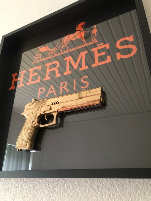 Rob VanMore - Shiny Golden war on Hermes Paris