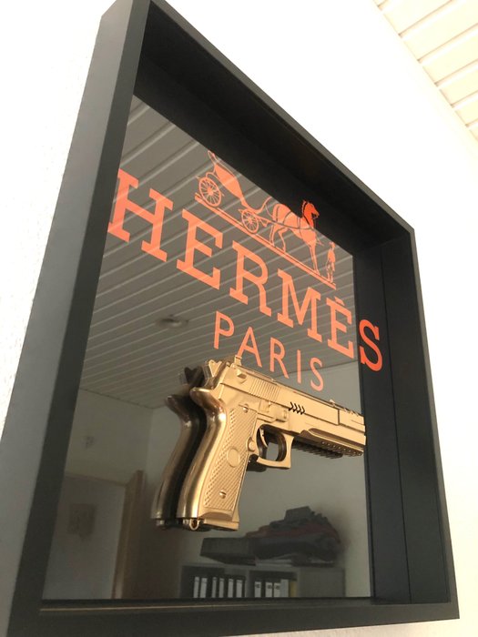 Rob VanMore - Shiny Golden war on Hermes Paris