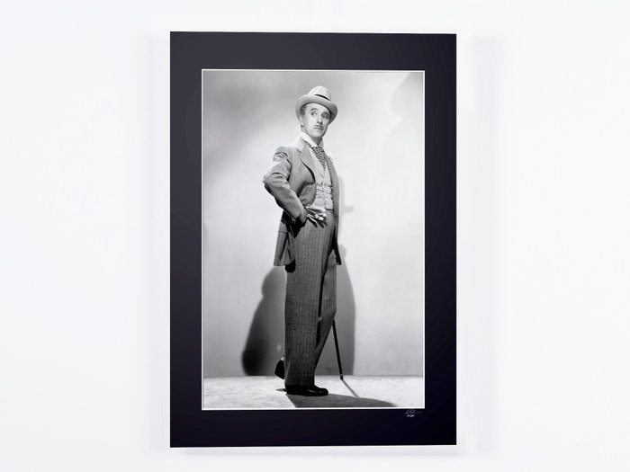 Charles Chaplin as Monsieur Verdoux 1947 - Fine Art Photography - Luxury Wooden Framed 70X50 cm - Limited Edition 01 of 20 - Serial ID 30747 - Original Certificate (COA) Hologram Logo Editor and QR Code - 100% New items