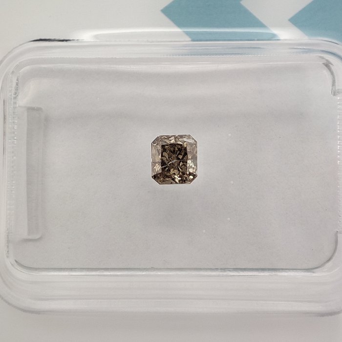 Ingen mindstepris - 1 pcs Diamant  (Naturfarvet)  - 0.32 ct - Firkantet med slebne hjørner - Fancy intense Gullig Brun - SI2 - International Gemological Institute (IGI)