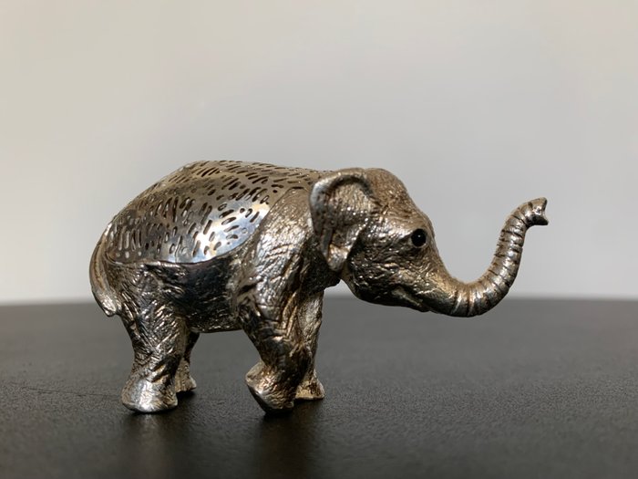 Christofle - Statuette - Elephant, collection Lumière d’argent. - Forsølvet