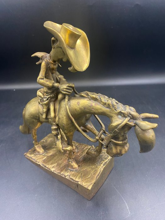 Lucky Luke et Jolly Jumper gravissant la colline Bronze Ref 5498 - 1 Statue - Pixi - 2021