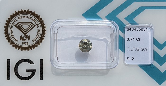 Ingen mindstepris - 1 pcs Diamant  (Naturfarvet)  - 0.71 ct - Rund - Fancy light Grønlig Gul - SI2 - International Gemological Institute (IGI)