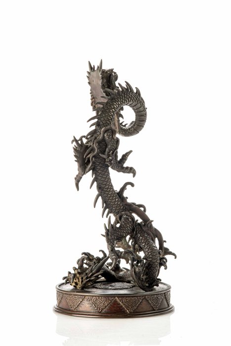 A well-shaped and large patinated bronze okimono of a coiled Ryu dragon 龍 on a circular base - Udskæring Bronze - Japan - Meiji-perioden (slutningen af det 19. århundrede)