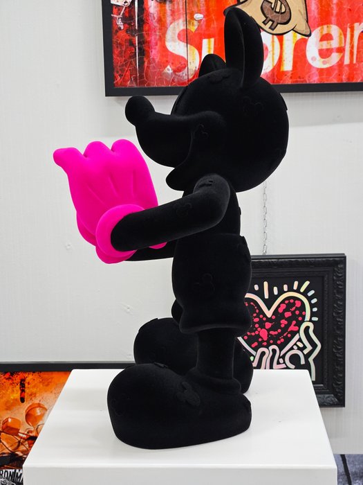 Patryk Konrad - Mickey love true black resin sculpture - Limited edition