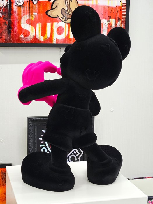 Patryk Konrad - Mickey love true black resin sculpture - Limited edition