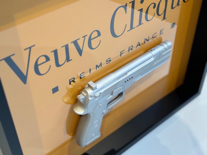 Rob VanMore - Silver war on Veuve Clicquot