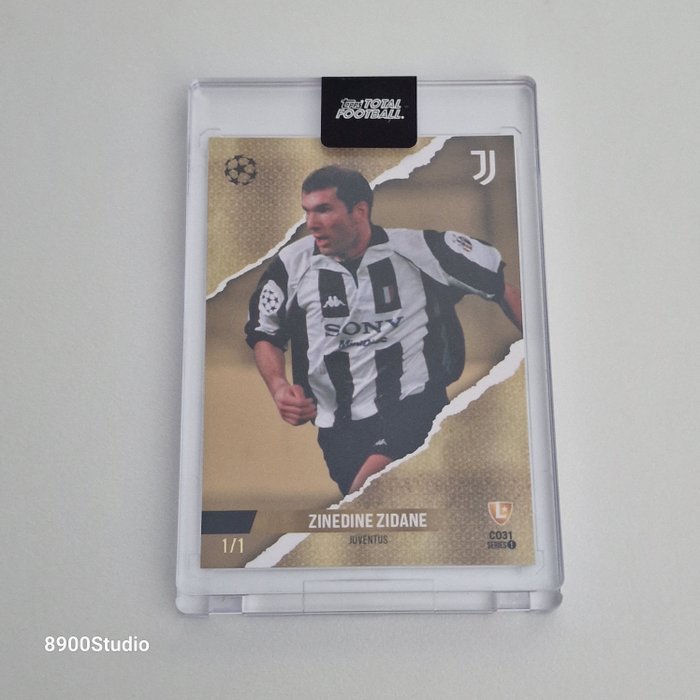 2023 Topps Total Football Zinedine Zidane #C031 - Series 1 -  Gold 1/1 - 1 Card - Næsten så god som ny (NM)