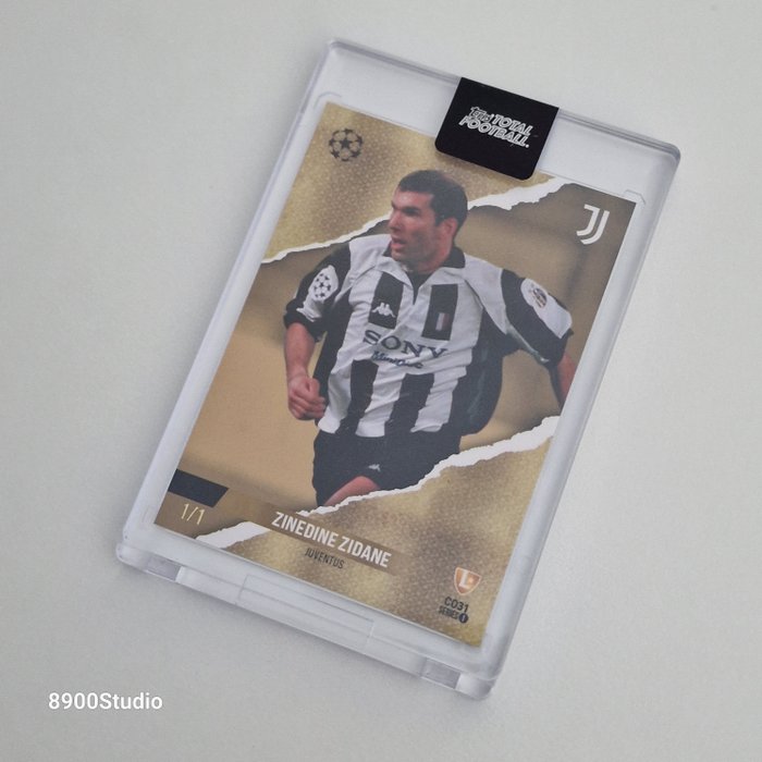 2023 Topps Total Football Zinedine Zidane #C031 - Series 1 -  Gold 1/1 - 1 Card - Næsten så god som ny (NM)