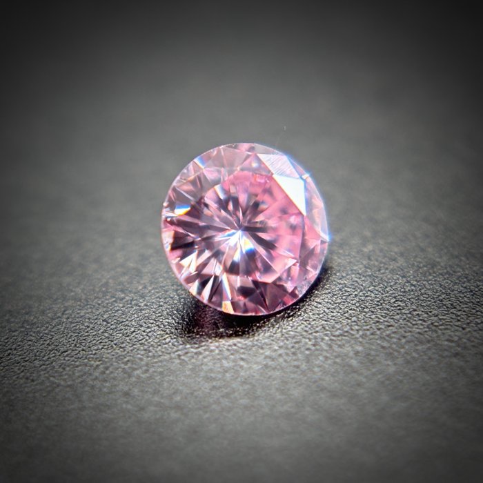 1 pcs Diamant  (Naturfarvet)  - 0.09 ct - Rund - Fancy intense Lyserød - VS2 - International Gemological Institute (IGI)