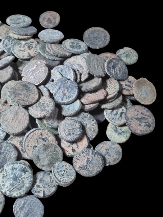 Romarriket. Lot Of 200 AE coins, mainly Late Roman bronzes (Folles, Antoniniani)