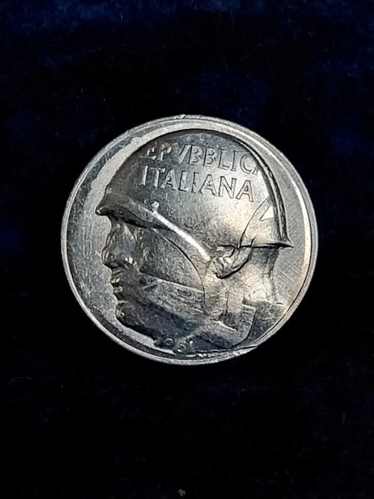 Italien. 10 Lire 1981 - curiosità ribattuta con il volto di Mussolini  (Ingen mindstepris)