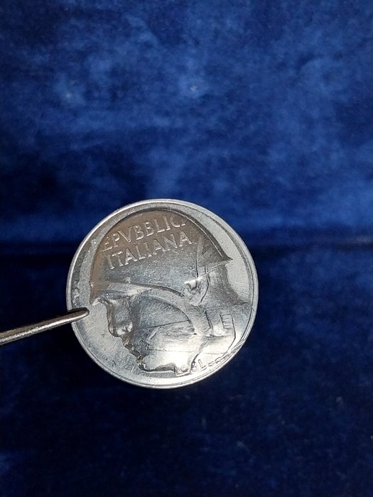 Italien. 10 Lire 1981 - curiosità ribattuta con il volto di Mussolini  (Ingen mindstepris)