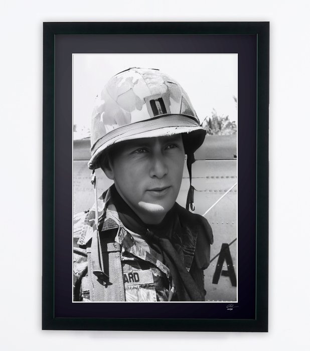 Apocalypse Now 1979 - Martin Sheen "Capitaine Willard" - Fine Art Photography - Luxury Wooden Framed 70X50 cm - Limited Edition Nr 02 of 30 - Serial ID 16939 - Original Certificate (COA), Hologram Logo Editor and QR Code - 100% New items.