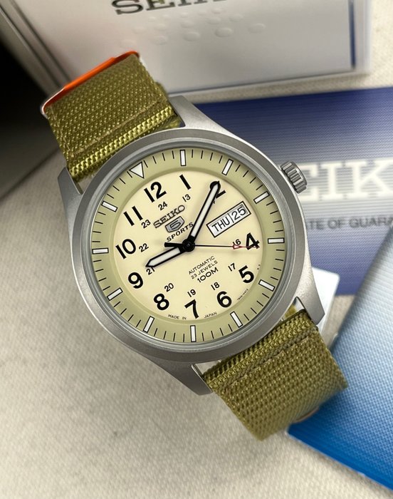 Seiko - 5 Sports - Automatic - SNZG07J1 - Day/Date - Ingen mindstepris - Mænd - 2011-nu