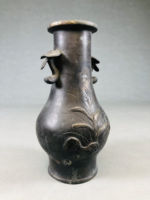 Vase - Bronze, En kobbervase udskåret med fugle, træer og blomster fra omkring 150 til 200 år siden - Japan - Sene Edo-periode  (Ingen mindstepris)