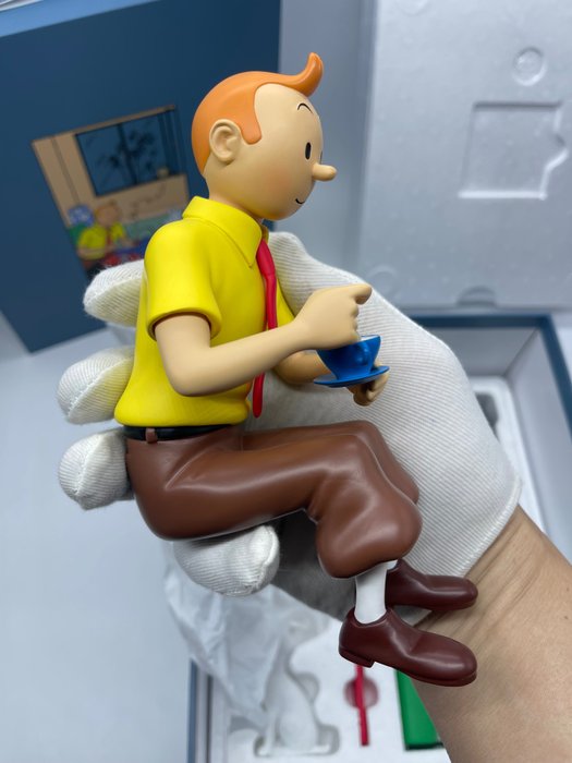 Moulinsart - Tintin - Statuette - Tintin Prenant le thé #47002 - Le Lotus bleu