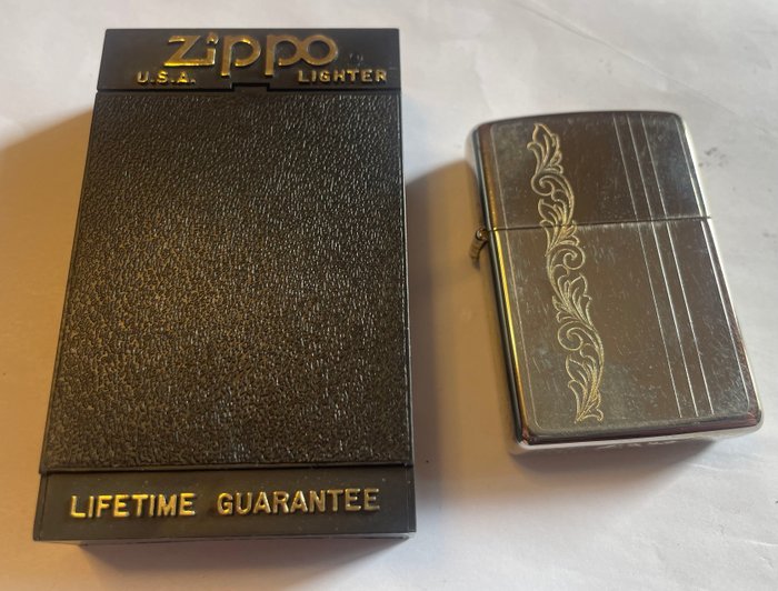 Zippo - SILVER PLATE CON INCISIONE - Lighter - Sølvplade - sølvbelagt