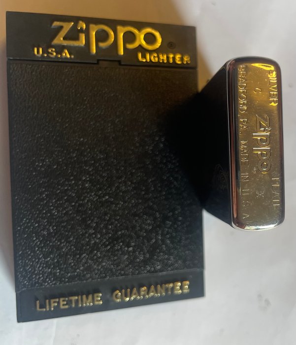 Zippo - SILVER PLATE CON INCISIONE - Lighter - Sølvplade - sølvbelagt