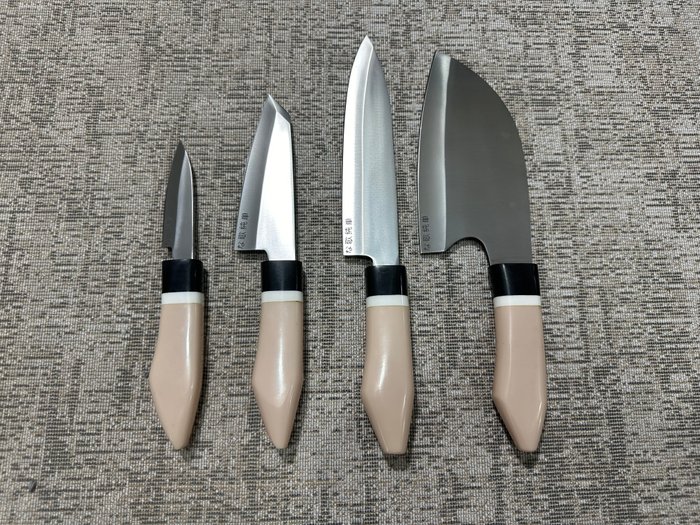 Køkkenkniv - Chef's knife -  Japanske D2 stålhakker, Gyuto, Bunka  Petty Chef knive - D2 Steel  Designing Udsøgt sortfarvet harpikshåndtag - Japan