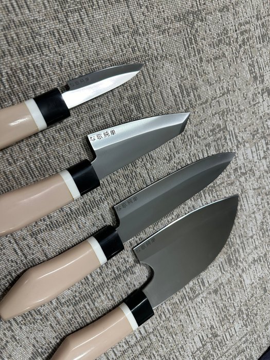 Køkkenkniv - Chef's knife -  Japanske D2 stålhakker, Gyuto, Bunka  Petty Chef knive - D2 Steel  Designing Udsøgt sortfarvet harpikshåndtag - Japan