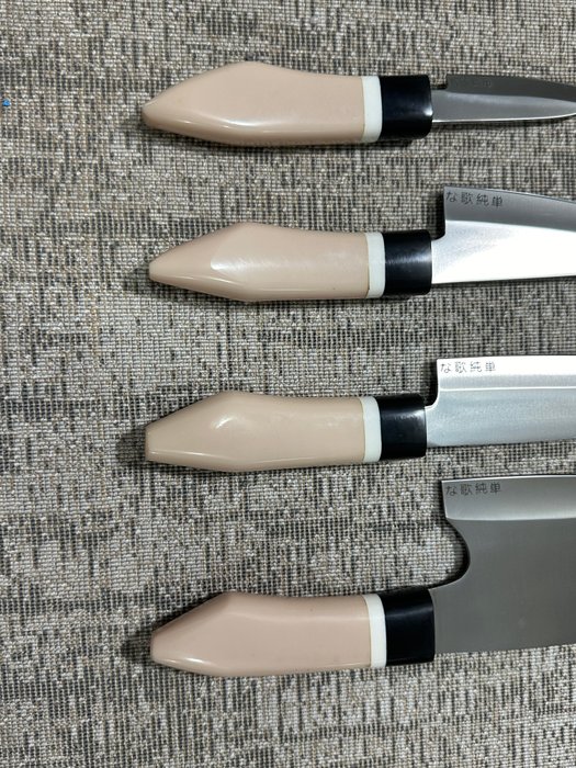 Køkkenkniv - Chef's knife -  Japanske D2 stålhakker, Gyuto, Bunka  Petty Chef knive - D2 Steel  Designing Udsøgt sortfarvet harpikshåndtag - Japan