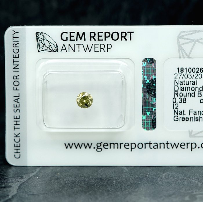 Ingen mindstepris - 1 pcs Diamant  (Naturfarvet)  - 0.38 ct - Fancy intense Grønlig Gul - I2 - Gem Report Antwerp (GRA)