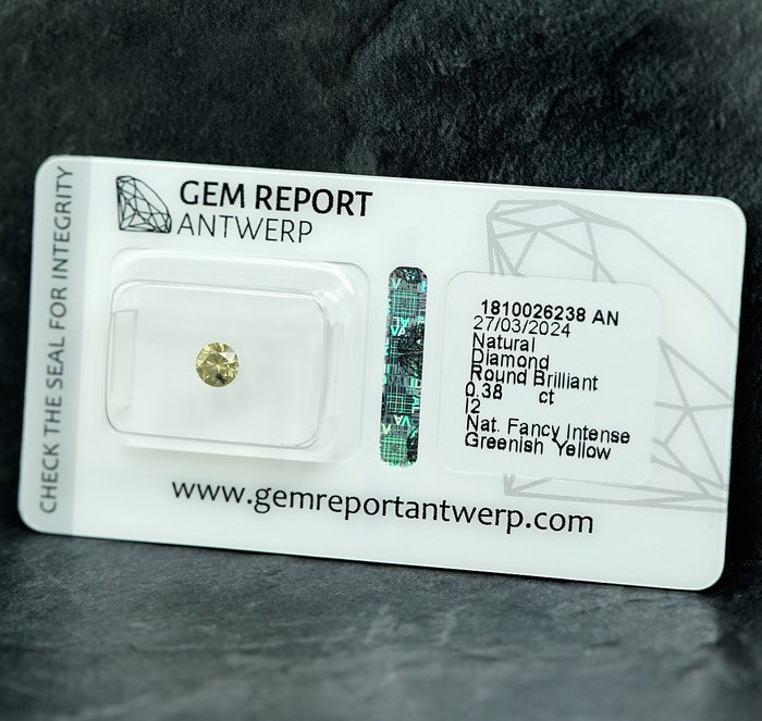 Ingen mindstepris - 1 pcs Diamant  (Naturfarvet)  - 0.38 ct - Fancy intense Grønlig Gul - I2 - Gem Report Antwerp (GRA)