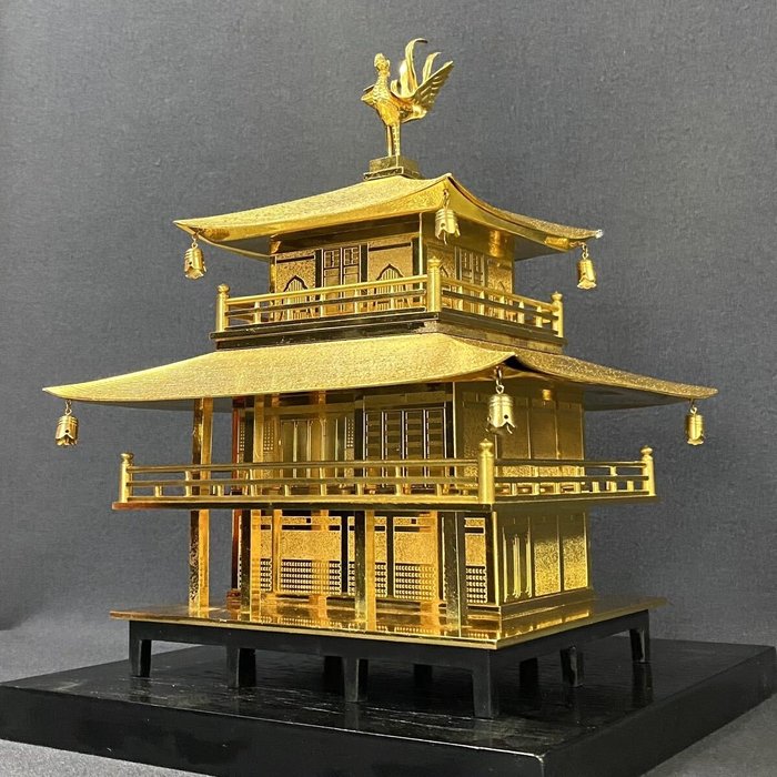 Dekorativt ornament - Kinkaku-ji tempel - Japan - Gyldne Pavillon