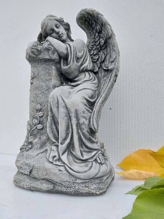 Statue heavy garden statue angel resting against column - 41 cm - støbt sten