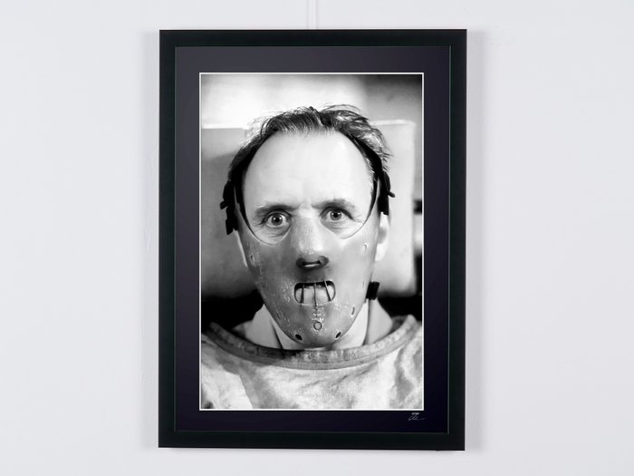 Ondskabens øjne, - Anthony Hopkins as Dr. Hannibal Lecter - Fine Art Photography - Luxury Wooden Framed 70X50 cm - Limited Edition Nr 06 of 50 - Serial ID 20588 - Original Certificate (COA), Hologram Logo Editor and QR Code - 100% New items.