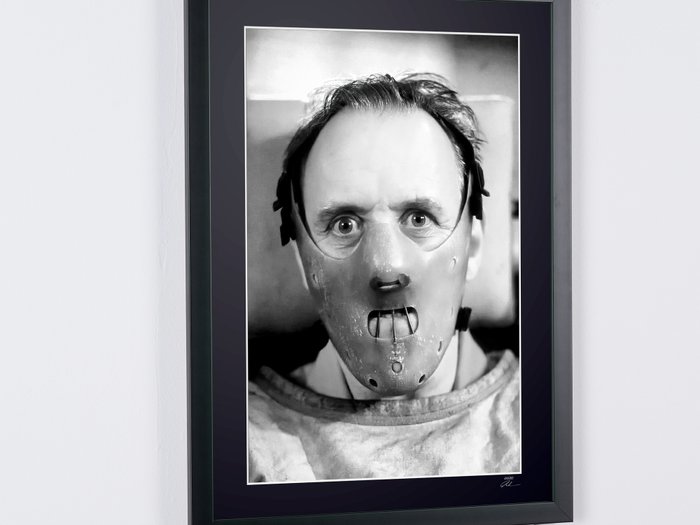 Ondskabens øjne, - Anthony Hopkins as Dr. Hannibal Lecter - Fine Art Photography - Luxury Wooden Framed 70X50 cm - Limited Edition Nr 06 of 50 - Serial ID 20588 - Original Certificate (COA), Hologram Logo Editor and QR Code - 100% New items.