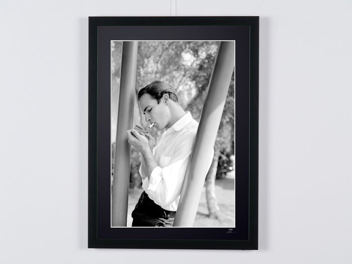 Marlon Brando 1952 - Fine Art Photography - Luxury Wooden Framed 70X50 cm - Limited Edition Nr 02 of 30 - Serial ID 30284 - Original Certificate (COA), Hologram Logo Editor and QR Code - 100% New items.