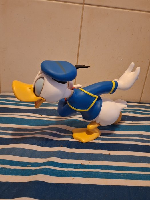 Donald Duck - Preparing to Run