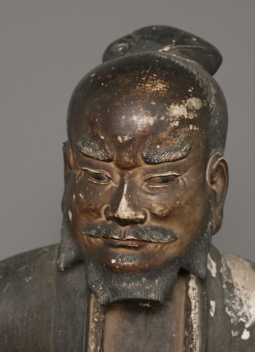 Stor siddende figur, der repræsenterer Fujiwara no Hidesato 藤原秀郷 - Japan - 1700-tallet (Edo-perioden)