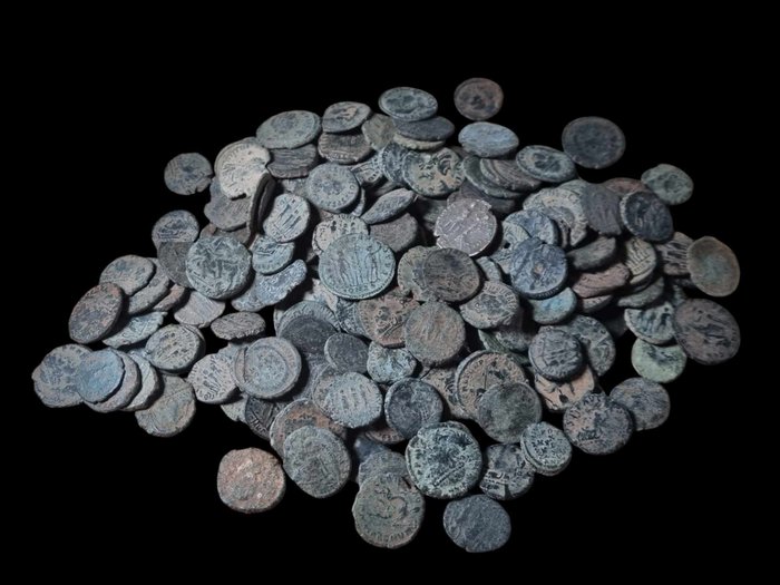 Romarriket. Lot Of 200 AE coins, mainly Late Roman bronzes (Folles, Antoniniani)