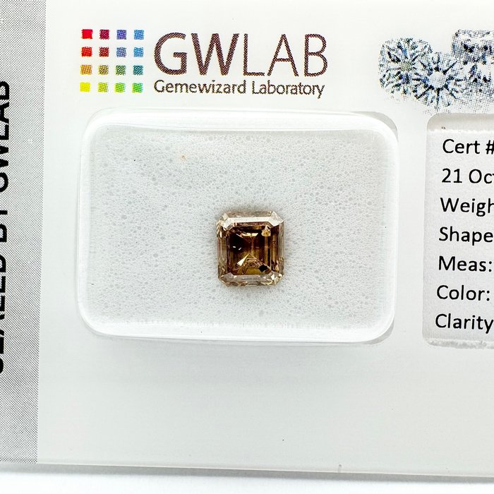 Ingen mindstepris - 1 pcs Diamant  (Naturfarvet)  - 0.98 ct - Rektangel - Fancy light Orange nuance Brun - SI3 - Gemewizard Gemological Laboratory (GWLab)