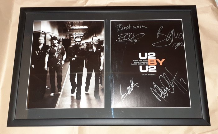 U2 - U2 by U2 - Book - Signed by Bono Edge Larry Mullen  Adam Clayton - Book Sidesigneret ark - 2006 - Håndunderskrevet indrammet