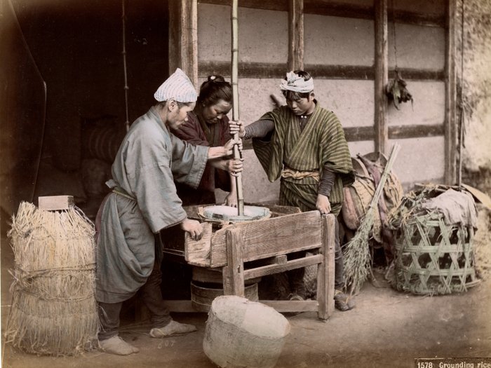 Kusakabe Kimbei Farsari et divers Yokohama School - "Grounding rice"