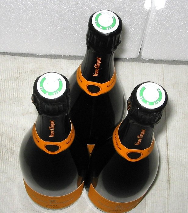 Veuve Clicquot, "Réserve Cuvée" - Champagne Brut - 3 Flasker (0,75 L)