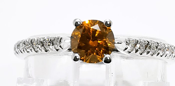 Ring - 18 kraat Hvidguld, Sjælden FANCY VIVID GUL ORANGE 0,47CT -  0.47ct. tw. Orange Diamant (Naturfarvet) - Diamant