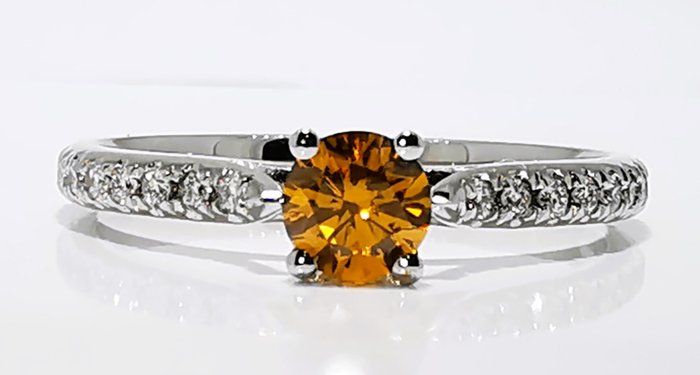 Ring - 18 kraat Hvidguld, Sjælden FANCY VIVID GUL ORANGE 0,47CT -  0.47ct. tw. Orange Diamant (Naturfarvet) - Diamant