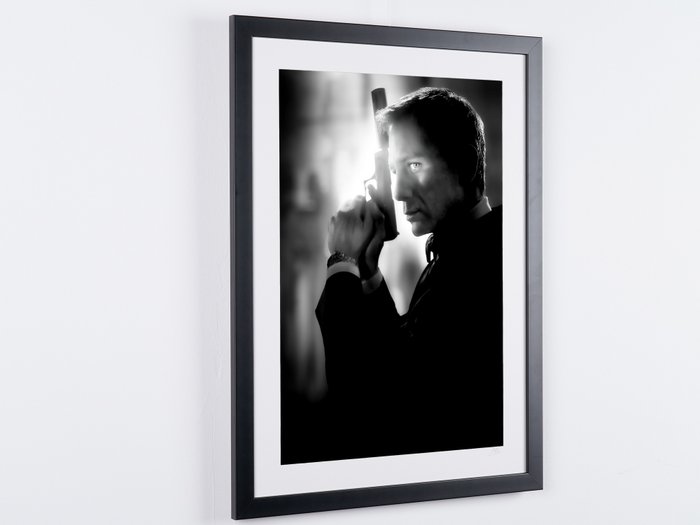 James Bond 007: Casino Royale, Daniel Craig as 007 - Fine Art Photography - Luxury Wooden Framed 70X50 cm - Limited Edition Nr 02 of 30 - Serial ID 16533 - Original Certificate (COA), Hologram Logo Editor and QR Code - 100% New items.