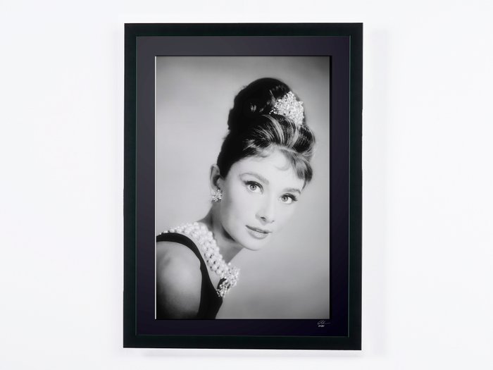 Breakfast At Tiffany's (1961) - Audrey Hepburn as "Holly Golightly" - Fine Art Photography - Luxury Wooden Framed 70X50 cm - Limited Edition Nr 03 of 30 - Serial ID 16971 - Original Certificate (COA), Hologram Logo Editor and QR Code - 100% New items.